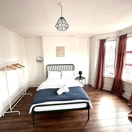 Charming, Renovated Residence In Willesden Green London Kültér fotó