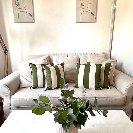 Charming, Renovated Residence In Willesden Green London Kültér fotó