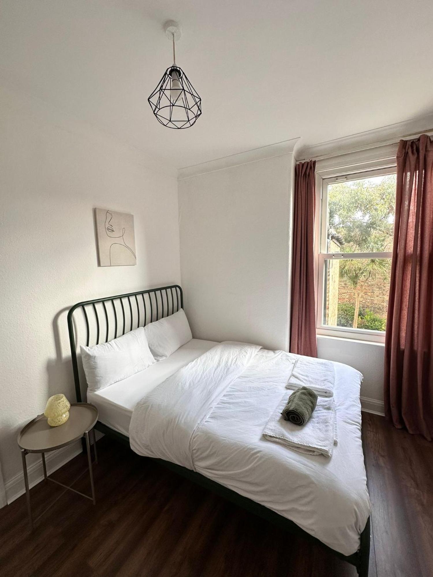 Charming, Renovated Residence In Willesden Green London Kültér fotó