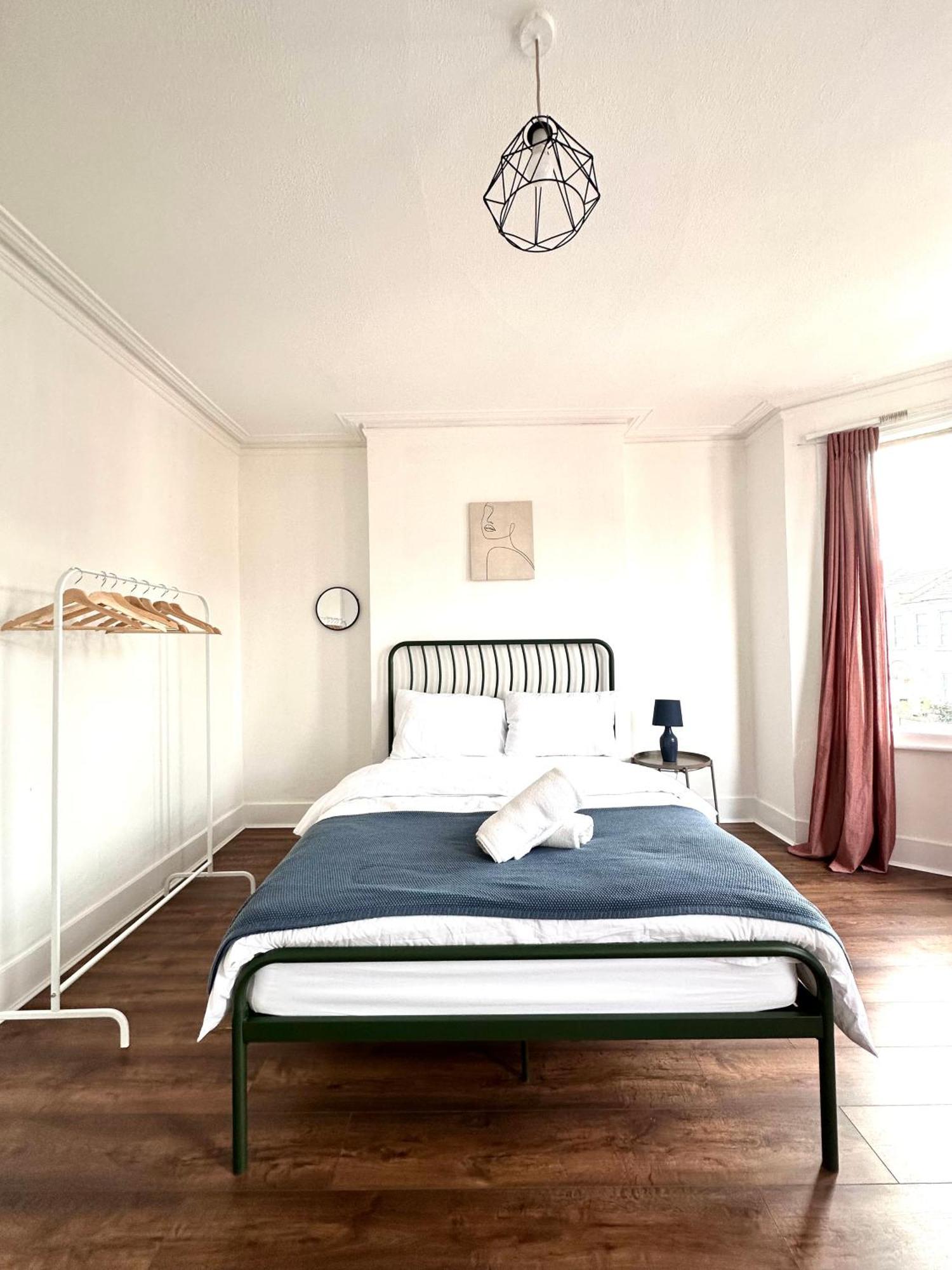 Charming, Renovated Residence In Willesden Green London Kültér fotó