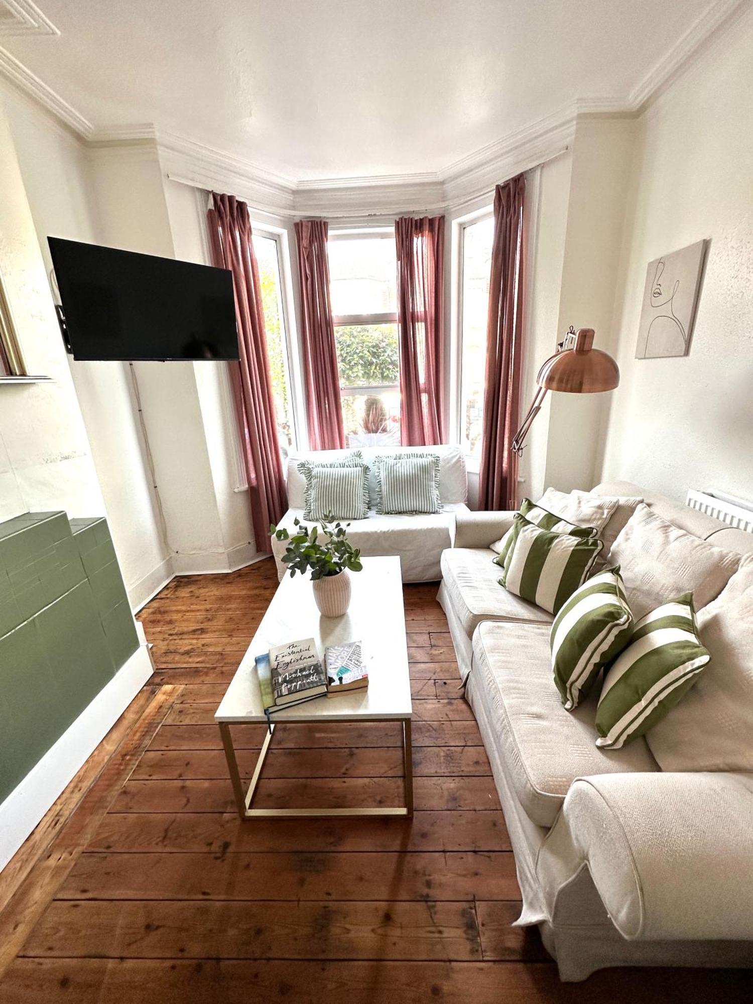 Charming, Renovated Residence In Willesden Green London Kültér fotó